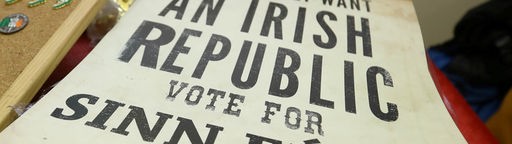 Sinn-Féin-Souvenirs liegen zum Verkauf aus
