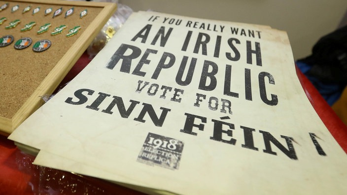 Sinn-Féin-Souvenirs liegen zum Verkauf aus