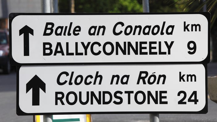 Zweisprachiges Straßenschild im County Galway in Irland