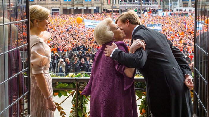 Königin Beatrix küsst ihren Sohn Willem-Alexander nach ihrer Abdankung | Bildquelle: dpa/RVD Königin Beatrix küsst ihren Sohn Willem-Alexander nach ihrer Abdankung