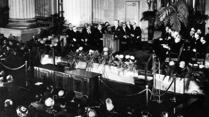 US-Präsident Truman hält vor vielen Menschen eine Rede | Bildquelle: akg US-Präsident Truman hält vor vielen Menschen eine Rede
