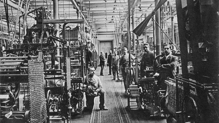 Arbeiter in einer Weberei um 1900