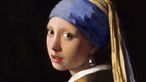 Das Gemälde zeigt eine Frau mit einem Kopftuch und einem großen Perlenohrring.