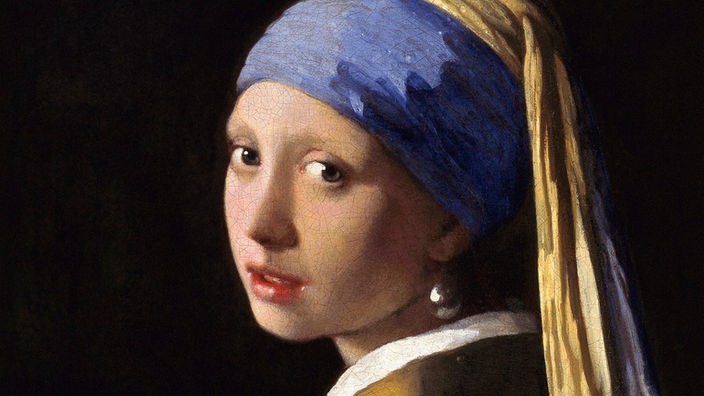 Das Gemälde zeigt eine Frau mit einem Kopftuch und einem großen Perlenohrring.