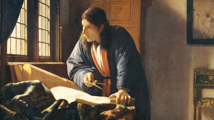 Das Gemälde zeigt einen Mann mit langen Haaren und einem blauen Gewand in einem Raum vor einem Fenster, durch das Licht fällt. Er hält einen Zirkel in der Hand, vor ihm liegt ein großes Blatt Papier.