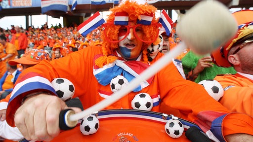Niederländischer Fußballfan mit Trommel. | Bildquelle: dpa Niederländischer Fußballfan mit Trommel.
