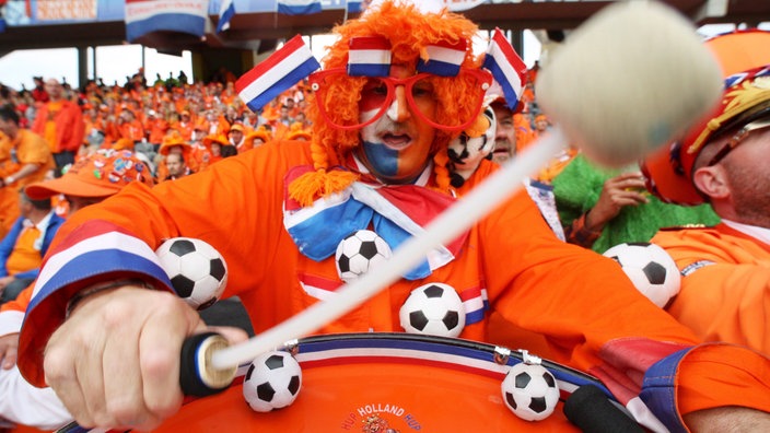 Niederländischer Fußballfan mit Trommel.