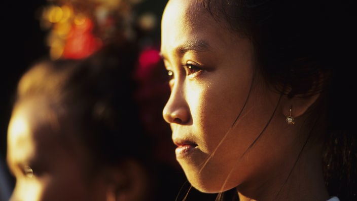 Das Bild zeigt eine Nahaufnahme des Gesichts einer asiatischen Frau.