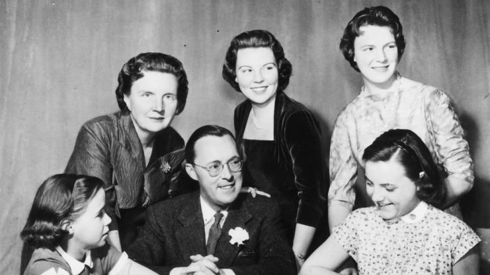 Königin Juliana mit Familie | Bildquelle: akg Königin Juliana mit Familie