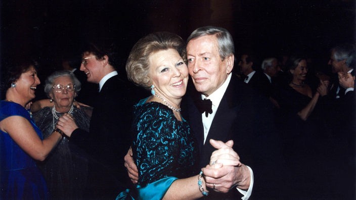 Königin Beatrix der Niederlande tanzt innig mit ihrem Mann Prinz Claus