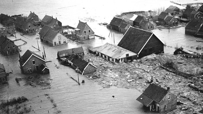 Überschwemmte Siedlung während der Sturmflut 1953 | Bildquelle: Erik Pasche Überschwemmte Siedlung während der Sturmflut 1953