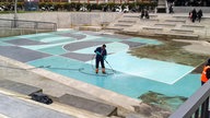 Water Square wird gereinigt.