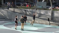 Auf dem Water Square Benthemplein in Rotterdam wird Basketball gespielt.