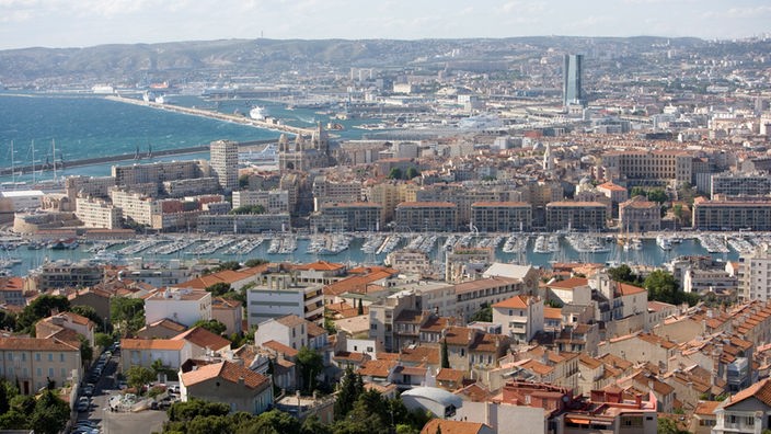 Panoramablick über Stadt und Hafen von Marseille.