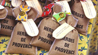 Kleine Säckchen mit der Aufschrift 'Herbes de Provence'