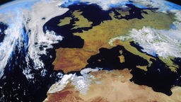 Satellitenaufnahme der Erde mit dem Fokus auf Europa. 