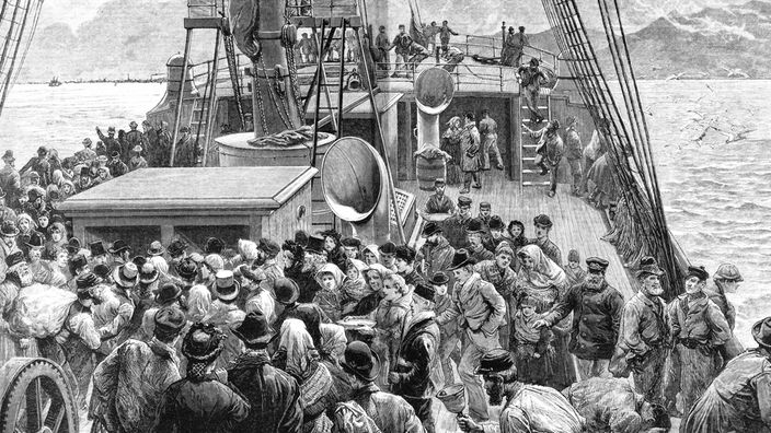 Die Zeichnung mit dem Titel "Die Frühstücksglocke" zeigt Emigranten an Deck eines Auswandererschiffes
