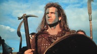 Mel Gibson als schottischer Nationalheld William Wallace auf einem Pferd