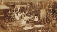 Ein munteres Kaffeekränzchen in der Berliner Gartenkolonie Wildenbruchsthal um 1900.