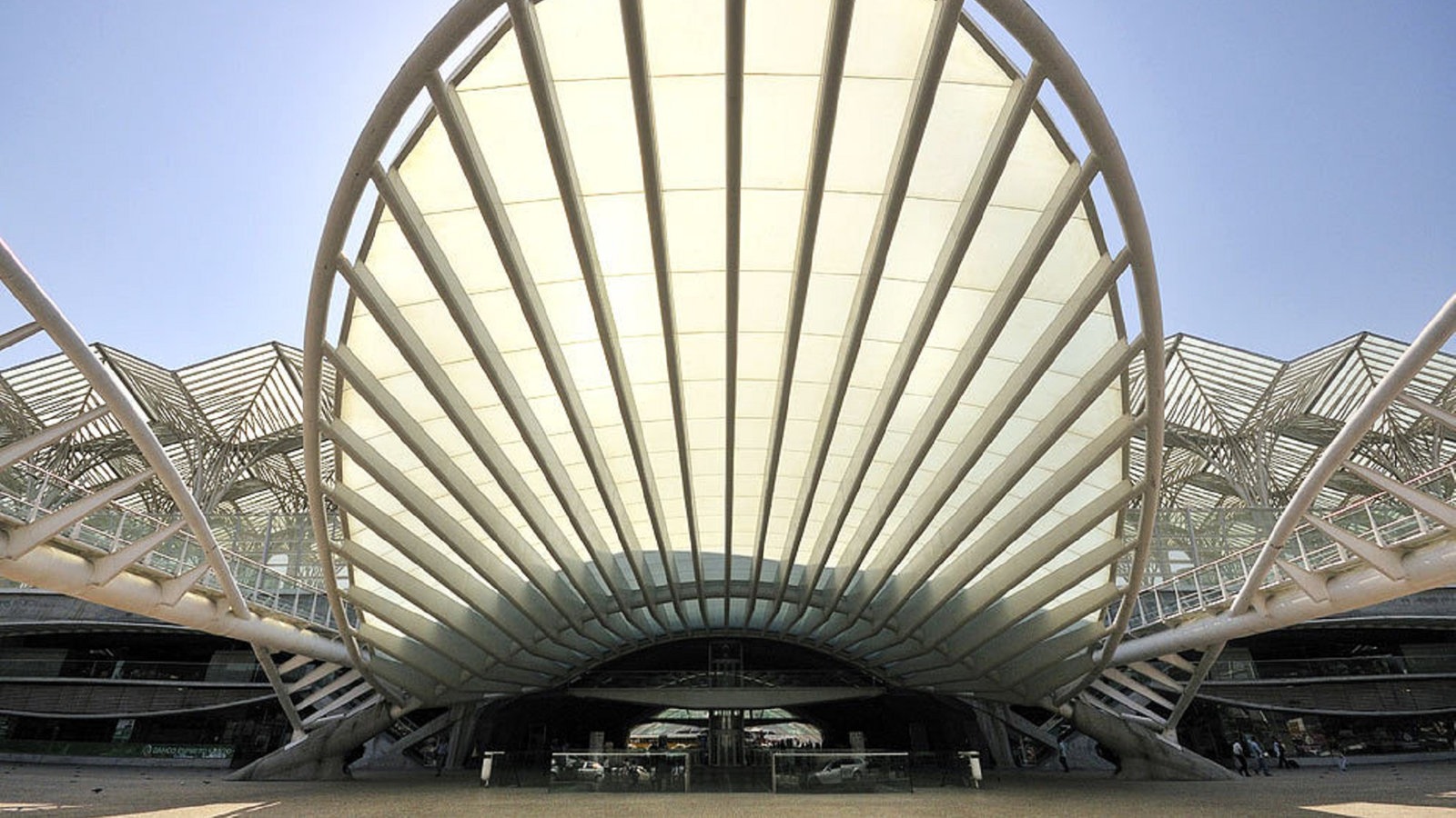Gebäude des im Nordosten der Stadt gelegenen Bahnhofs Gare do Oriente.