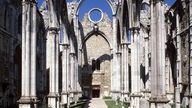 Eindrucksvoller Friedhof Igreja do Carmo mit hohen arkadenförmigen Säulen aus Mamor.