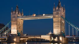 Die beleuchtete Tower Bridge in der Dunkelheit