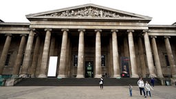 Der Eingang des British Museum in London mit zahlreichen Säulen