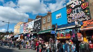 Eine belebte Straßenszene im Camden Market in London