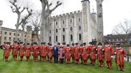 Der britische Prinz Charles und seine Frau Camilla mit einer Gruppe von "Beefeaters"