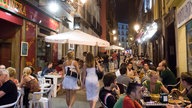 Eine Gasse in Madrid bei Nacht.