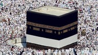 Moslems umrunden die Kaaba in Mekka