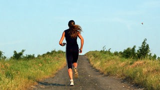 Eine Frau, die joggt von hinten