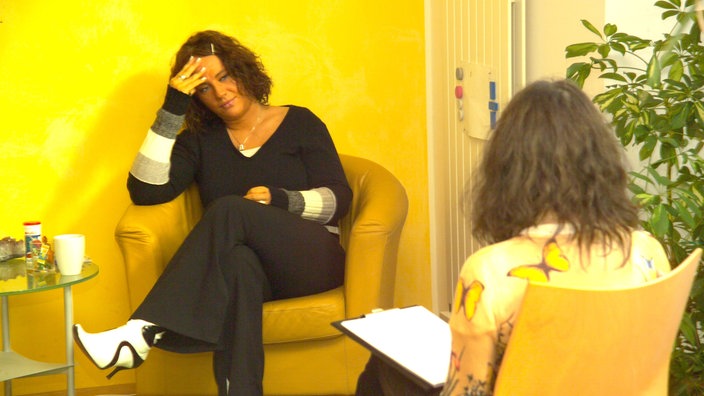 Patientin auf Stuhl sitzend in psychotherapeutischer Behandlung | Bildquelle: WDR Patientin auf Stuhl sitzend in psychotherapeutischer Behandlung