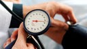 Nahaufnahme: Bei einer Patientin wird der Blutdruck gemessen