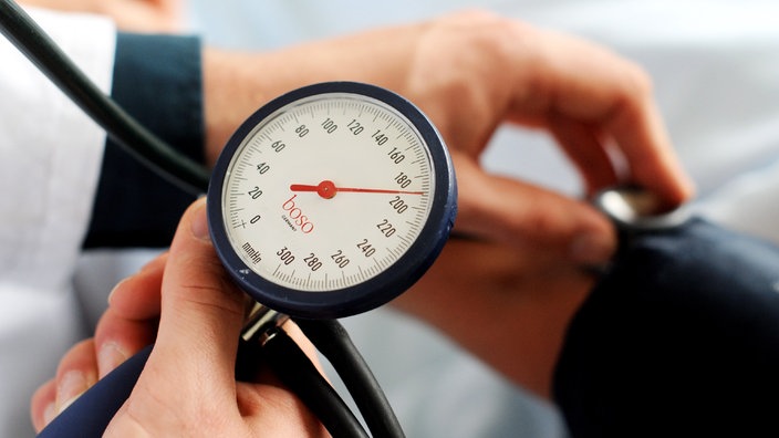 Nahaufnahme: Bei einer Patientin wird der Blutdruck gemessen | Bildquelle: WDR/dpa/Jochen Lübke Nahaufnahme: Bei einer Patientin wird der Blutdruck gemessen