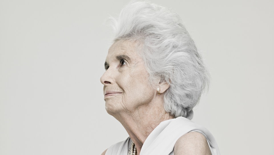 Eine Seniorin in einem weißen Kleid. Ihre Haare sind ergraut | Bildquelle: WDR/Image Source/Smidt, Morten Eine Seniorin in einem weißen Kleid. Ihre Haare sind ergraut