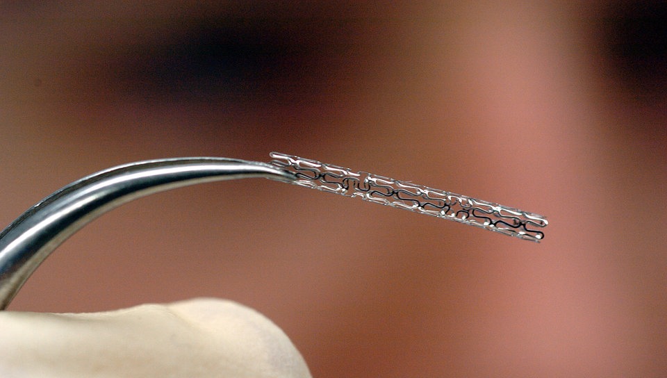 Nahaufnahme: Eine Zange hält einen Stent - eine kleine Drahtröhre, mit deren Hilfe verstopfte Blutgefäße geöffnet und offen gehalten werden können. | Bildquelle: dpa/Picture-Alliance/Hans Wiedl Nahaufnahme: Eine Zange hält einen Stent - eine kleine Drahtröhre, mit deren Hilfe verstopfte Blutgefäße geöffnet und offen gehalten werden können.