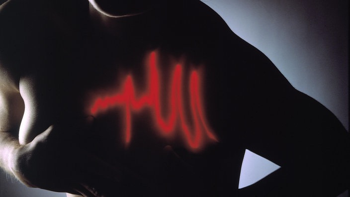 Silhouette einer Frau, die sich an die linke Brust fasst. Im Bereich des Herzens ist graphisch eine rote Zickzacklinie (Herzschlag) zu erkennen. | Bildquelle: Mauritius/Phototake Silhouette einer Frau, die sich an die linke Brust fasst. Im Bereich des Herzens ist graphisch eine rote Zickzacklinie (Herzschlag) zu erkennen.