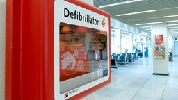Ein öffentlich aufgehängter Defibrillator in der Abfertigungshalle im Flughafengebäude im Flughafen Düsseldorf