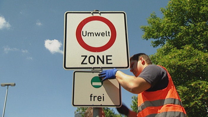 Foto: Arbeiter tauscht Umweltzonenschild aus | Bildquelle: wdr Foto: Arbeiter tauscht Umweltzonenschild aus