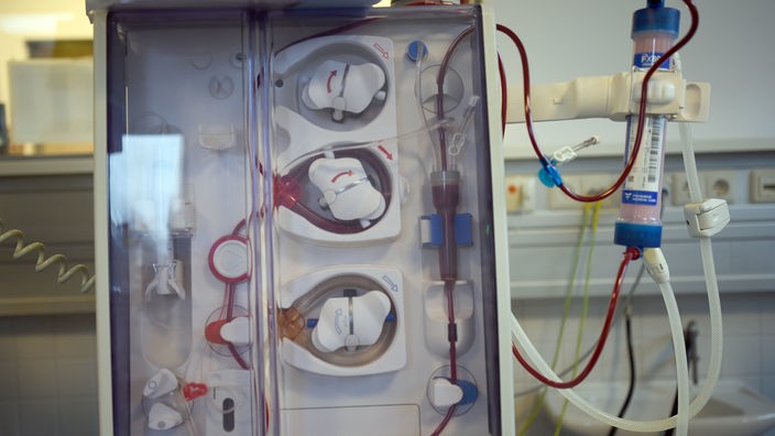 Ein Dialysegerät steht in der Kinderdialysestation des Universitätskrankenhauses