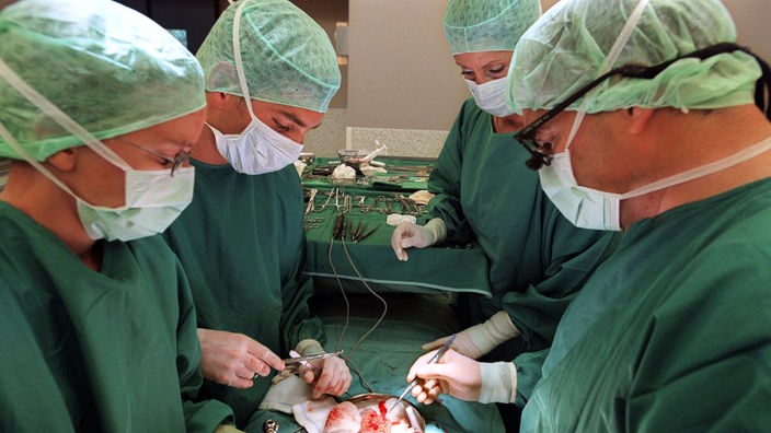 Ärzte bei einer Nierentransplantation.