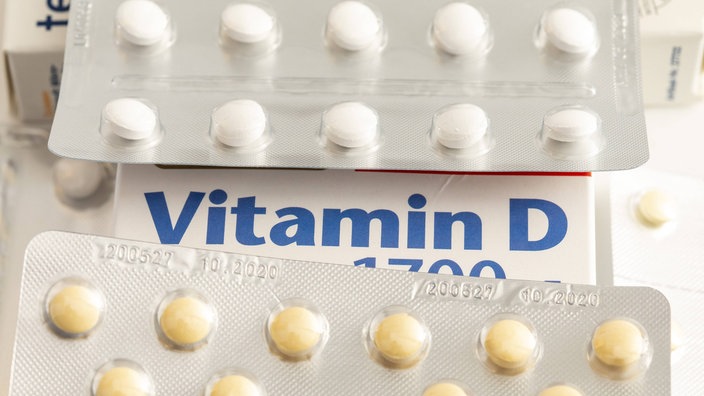 Tabelttenblister und der Schriftzug "Vitamin D" | Bildquelle: Imago/Jochen Tack Tabelttenblister und der Schriftzug "Vitamin D"