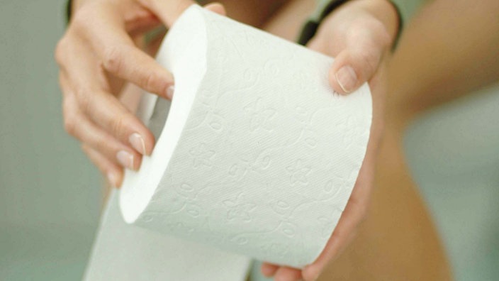 Eine Person mit herunter gelassener Hose hält eine Rolle Toilettenpapier in der Hand | Bildquelle: picture-alliance/dpa Eine Person mit herunter gelassener Hose hält eine Rolle Toilettenpapier in der Hand