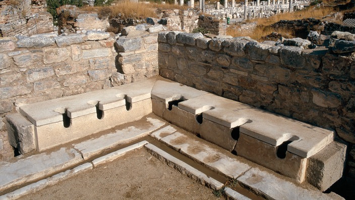 Römische Latrine in Ephesus | Bildquelle: AKG/Gerard Degeorge Römische Latrine in Ephesus