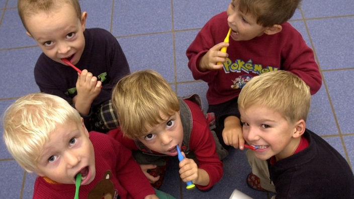 Fünf Kinder beim Zähneputzen