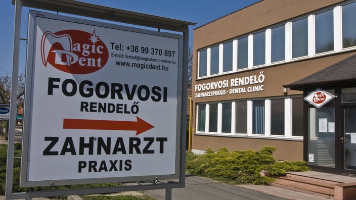 Zahnarztpraxisschild in deutscher und ungarischer Sprache