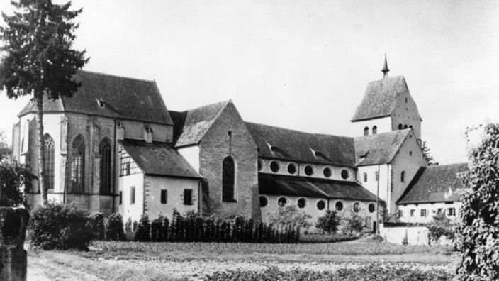 Alte Schwarzweißaufnahme der ehemaligen Benediktinerabtei auf der Insel Reichenau.