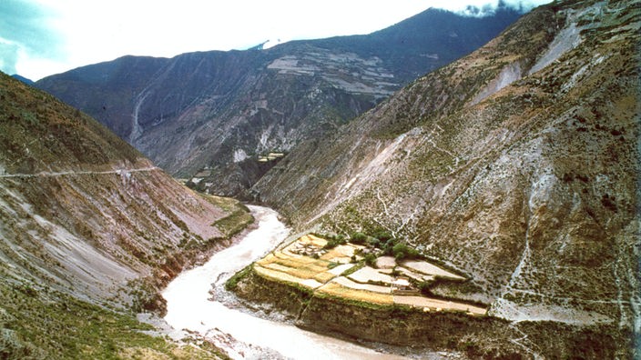 Das Bild zeigt den Mekong als schmalen Gebirgsfluss in China.