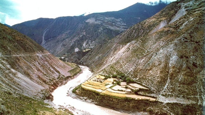 Das Bild zeigt den Mekong als schmalen Gebirgsfluss in China. | Bildquelle: wdr Das Bild zeigt den Mekong als schmalen Gebirgsfluss in China.